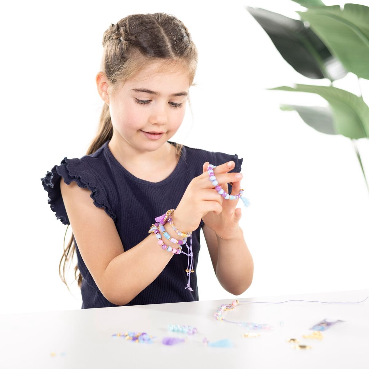 Disney Frozen 2-in-1 Knutselkoffer - 4 armbandjes met 300+ kralen - Gipsfiguren gieten en schilderen - Speelgoed Kinderen - Knutselen - Voor meisjes en jongens - Vanaf 5 jaar - Totum — afbeelding 10
