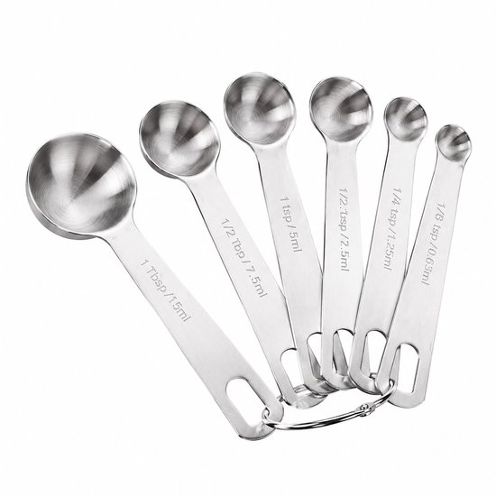 Set van 6 zilverkleurige roestvrijstalen maatlepels, los op een witte achtergrond.