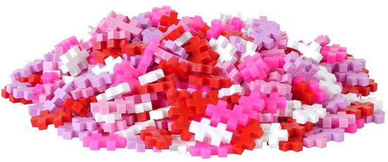 Een hoop rode, roze en paarse Plus-Plus bouwstenen.