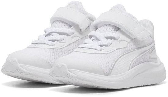 Een paar witte kindersportschoenen van Puma met klittenbandsluiting en veters.