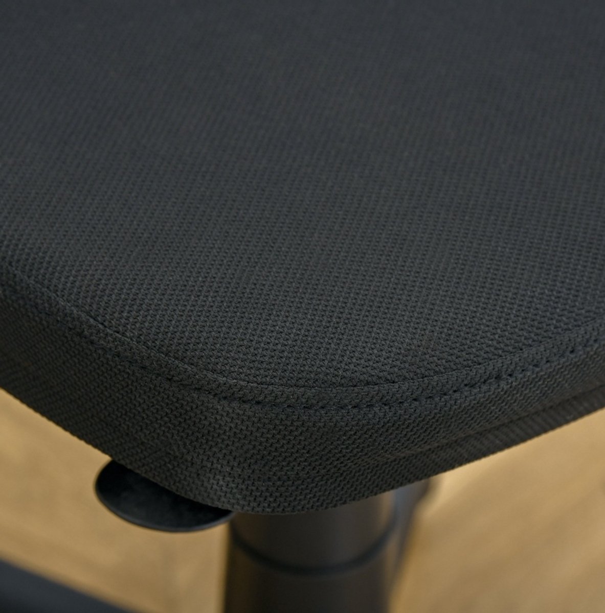 COVREO Bureaustoel 43x48x89,5 cm zwart, mesh zonder armleuningen