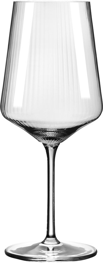 Een leeg wijnglas met een tuitvormige kelk en verticale ribbels.