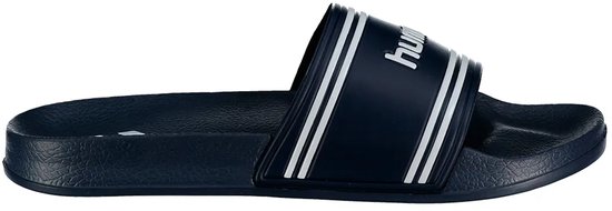 Donkerblauwe slipper met witte dubbele strepen op de band, met 'hummel' logo.