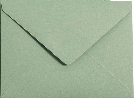 Saliegroene envelop, gesloten met een puntige flap.