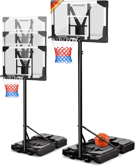 Deux poteaux de basket. L'un est plus bas avec un petit panier, l'autre est plus haut. Panneaux transparents et filets rouge/bleu.
