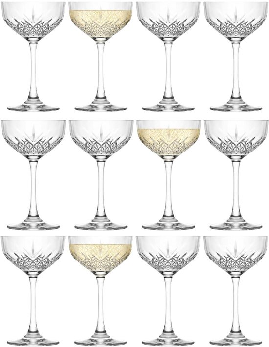 Douze coupes à champagne en cristal avec décoration facettée.