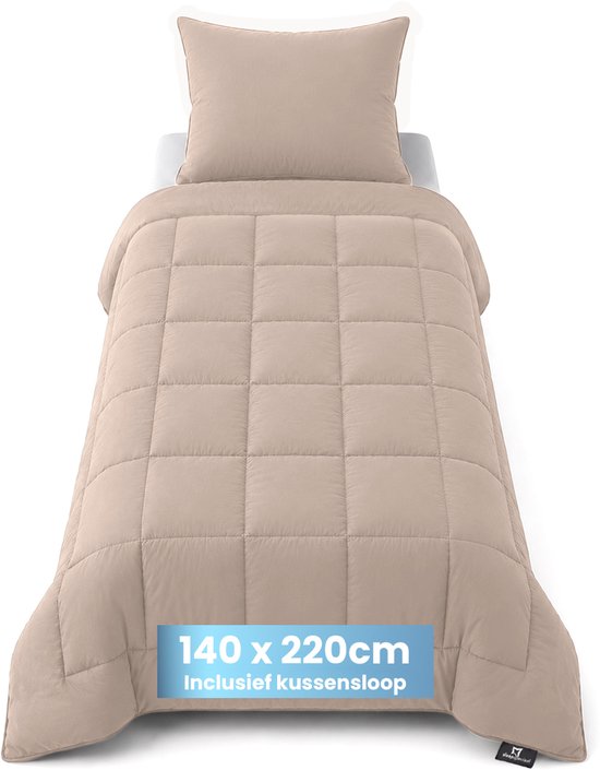 Een taupe dekbed 140x220cm met kussensloop op een opgemaakt bed.