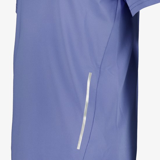 Detail van het blauwe sport T-shirt met reflecterende streep.