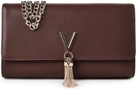 Bruine pebbled leren clutch met gouden 'V' en franje, en een gouden ketting.