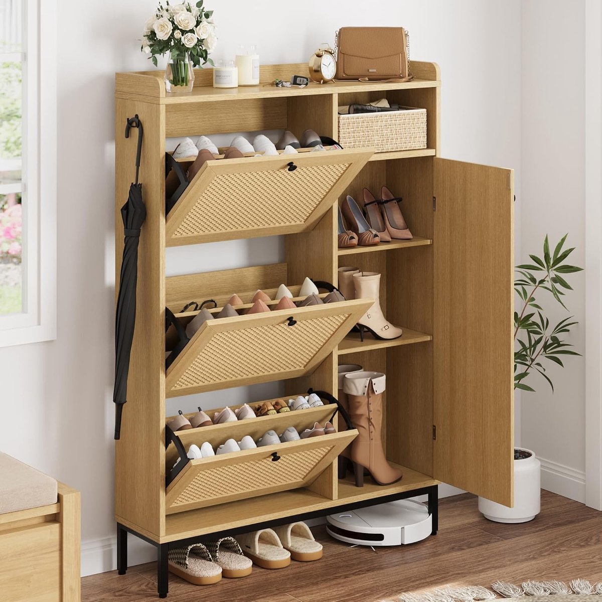 Smalle Rotan Schoenenkast met 3 Kantelbare Laden - Schoenenopberger met Open Vakken & Opstaande Rand - 90 x 131 x 24 cm - Boho & Japandi Stijl - Hout & Natuurlijk Rotan