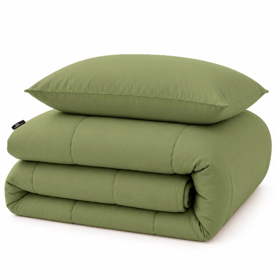 Mosgroen dekbed opgevouwen met een kussensloop erbovenop, op een witte achtergrond.