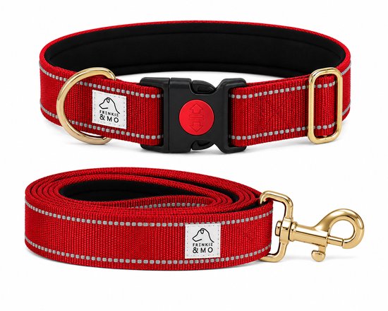 Rode hondenhalsband en opgerolde riem, beide met reflecterende strepen en gouden hardware. Logo 'FRANKIE & MO'.