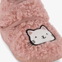 Detail van roze teddy pantoffel met geborduurde kattengezichtje en glitters.