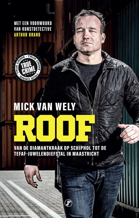 Mick van Wely in zwarte jas, met tekst 'Roof' en 'True Crime'.
