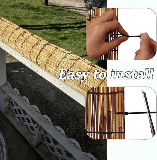 Installatie van een rieten scherm op een terrashek met handen die tie-wraps vastmaken en bijknippen.