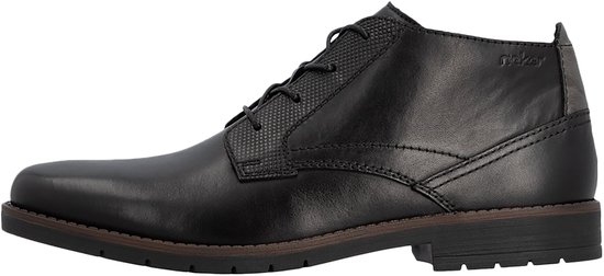 Zwarte leren veterboot met ritssluiting, stevige zool en textuurdetail.