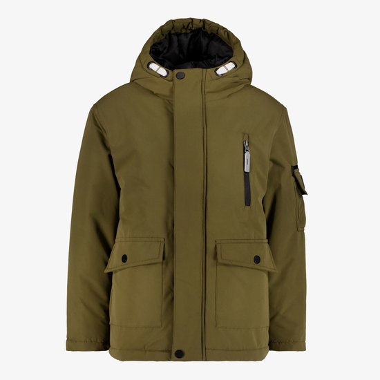 Groene winterjas met capuchon, twee opgestikte zakken en een ritszak op de borst.