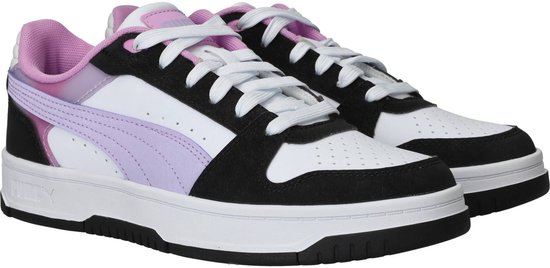 Meisjes Puma sneakers met wit, zwart en paars design, witte veters en roze accenten rond de enkel.