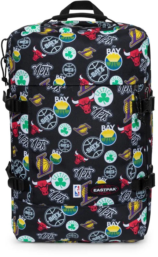 Zwarte Eastpak rugzak met all-over print van NBA-logo's zoals de Chicago Bulls, Boston Celtics, Brooklyn Nets en Los Angeles Lakers.