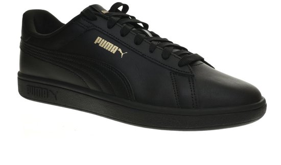 Zwarte Puma Smash 3.0 L sneaker met gouden Puma tekstlogo op de zijkant en op de zool.