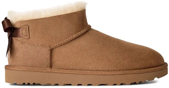 Zij-aanzicht van een bruine UGG laars met bruine strik en witte vachtvoering.