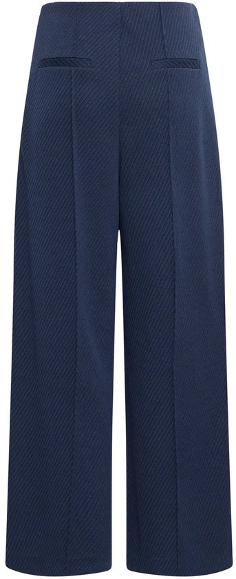 Donkerblauwe broek met wijde pijpen, diagonaal textuurpatroon en achterzakken.