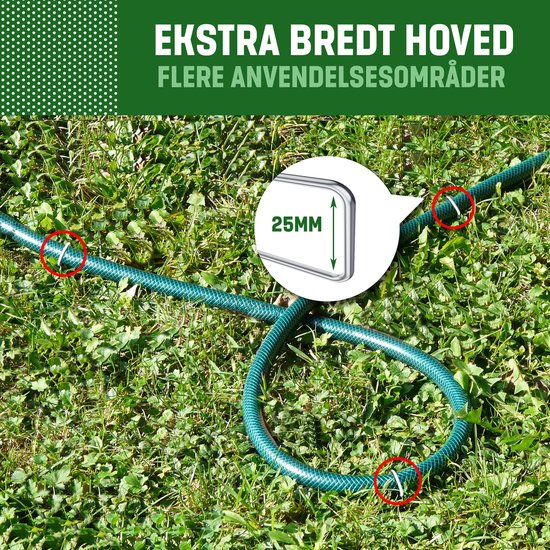 Groene tuinslang vastgezet met grondpinnen op gras. Gedetailleerde weergave van de brede kop van de pin.
