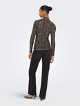 Model met staartje draagt een zwarte jeans en een mesh top met panterprint.