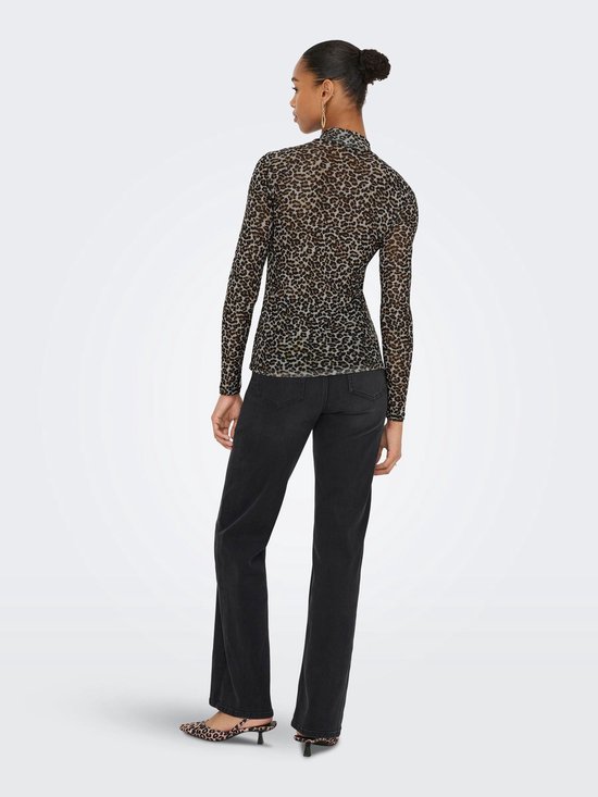 Model met staartje draagt een zwarte jeans en een mesh top met panterprint.