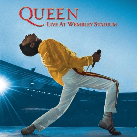 Freddie Mercury in een gele jas en witte broek, zingend in een stadion. "QUEEN LIVE AT WEMBLEY STADIUM".