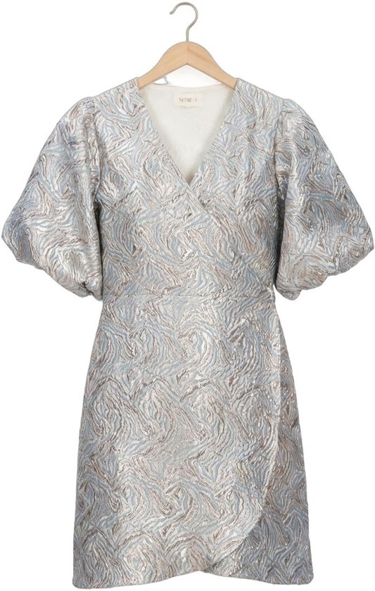 Robe portefeuille en jacquard dorée et bleu clair avec manches bouffantes et motif ondulé.