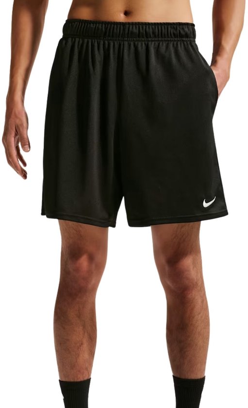 Zwarte Nike sportshort met witte swoosh op de pijp.