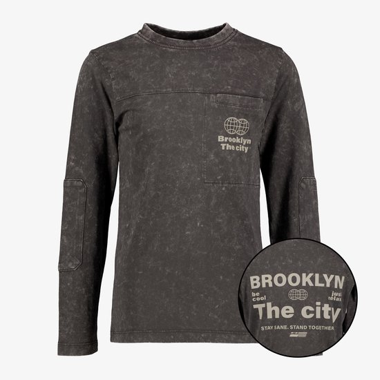 Donkergrijs stonewashed longsleeve shirt met borstzak, "Brooklyn The city" tekst en wereldbol print. Vergroting toont tekst op achterkant.