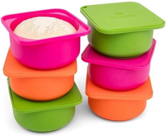 Gestapelde deegbakjes in roze, oranje en groen met deeg in een bak, en met deksels.