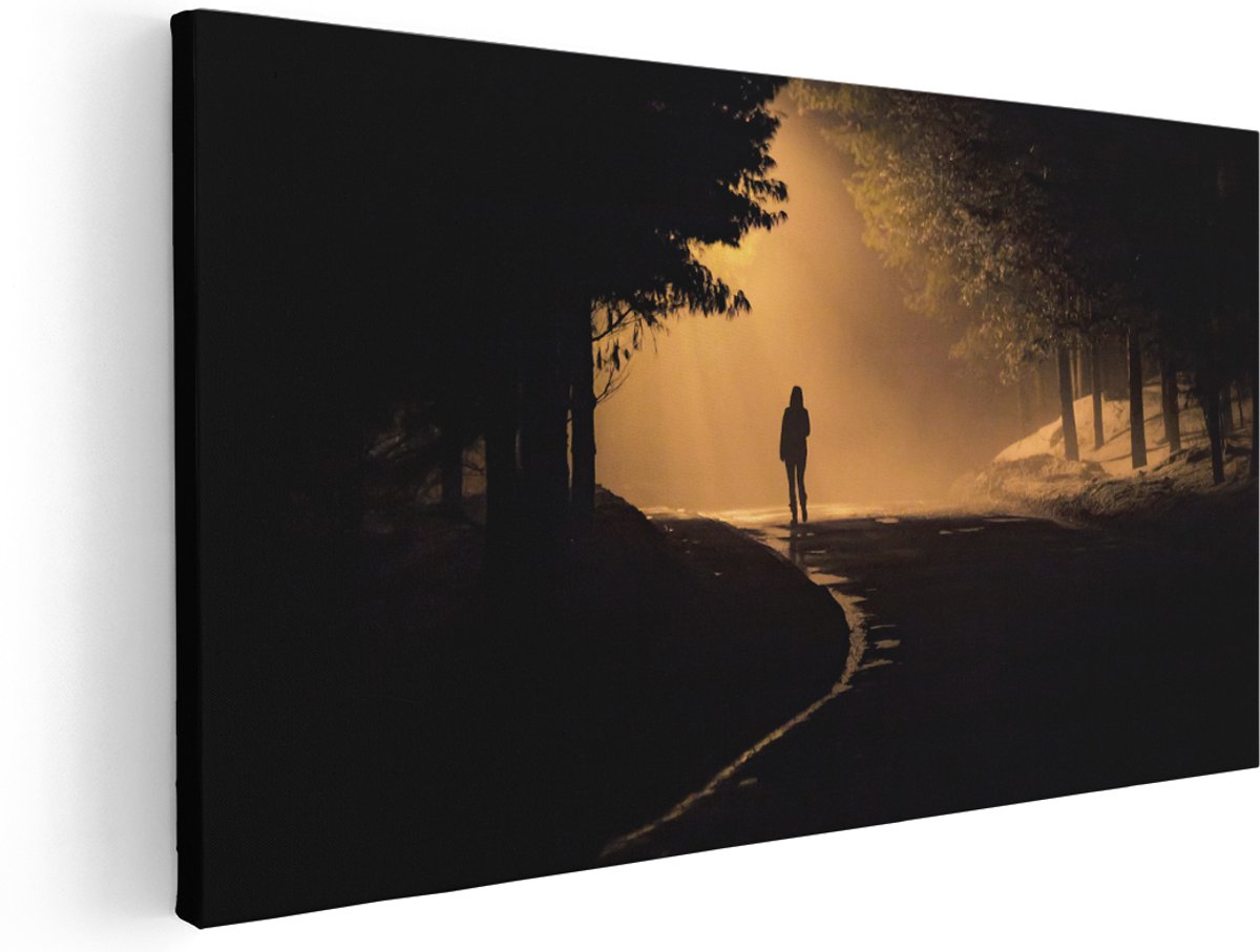 Artaza Canvas Schilderij Persoon Op Een Donkere Weg In Het Bos - 160x80 cm - Groot - Wanddecoratie Woonkamer - Schilderijen - Muurdecoratie