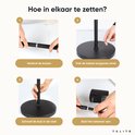 Stappen voor het monteren van de zwarte staande lamp: buizen verbinden, kabels trekken, schroef in voet, sluit netsnoer aan.