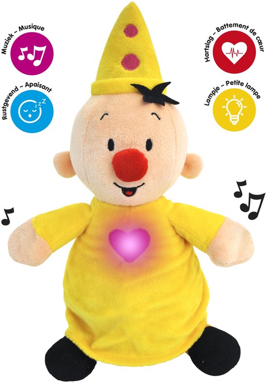Zachte gele knuffelpop met rode neus, gele puntmuts met roze stippen en een roze hart op de borst dat oplicht. Muziek en rustgevende geluiden.
