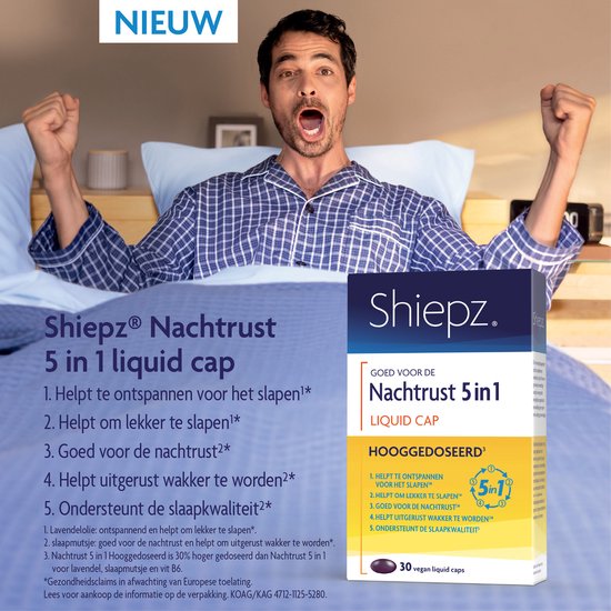 Man in pyjama die enthousiast omhoog kijkt in bed, naast de verpakking Shiepz Nachtrust 5 in 1 liquid cap.