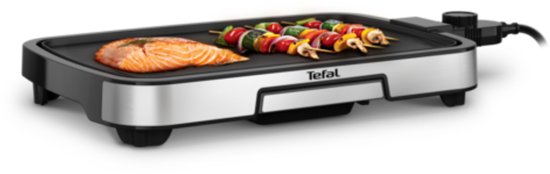 Zalmpannetje en saté op een Tefal elektrische grill met zilveren rand.