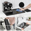 Zwarte siliconenmat met koffiezetapparaat, demonstratie van schoonmaken en vaatwasmachinebestendigheid.