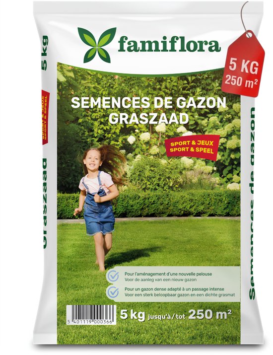 Een zak graszaden van 5 kg van Famiflora, met een afbeelding van een lachend meisje dat over een groen gazon rent. "Semences de gazon", "Graszaad", "5 kg tot 250 m²".