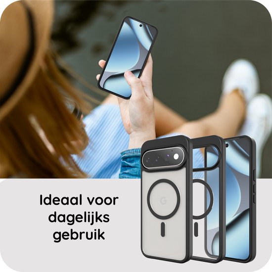 Vrouw houdt zwarte telefoonhoes met doorschijnende achterkant en MagSafe-ring vast.