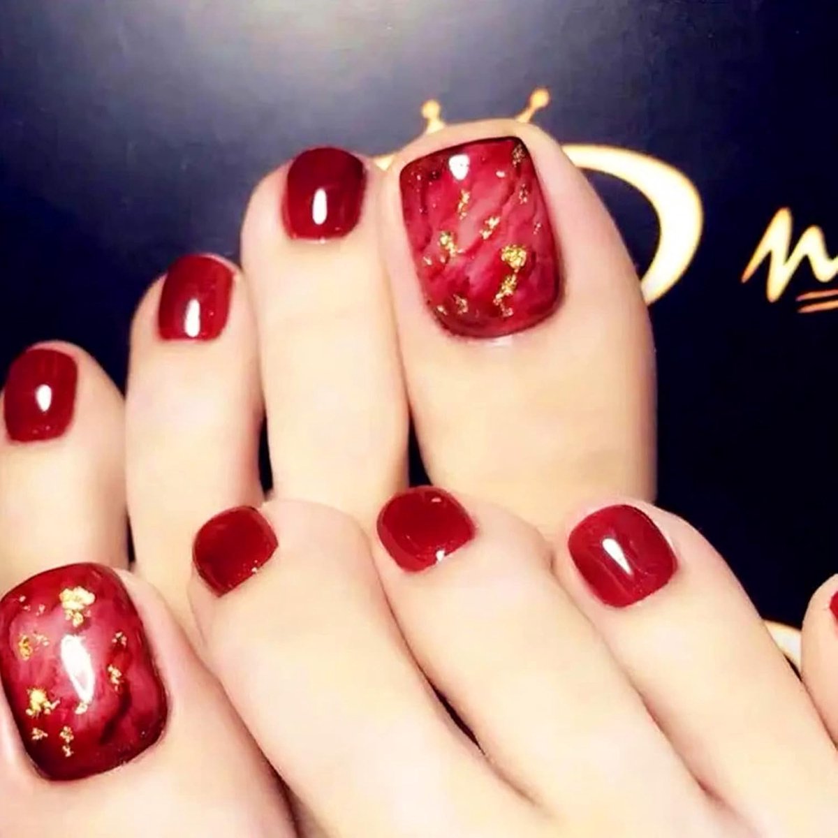 24 stuks rode Press-on teennagels, korte vierkante herbruikbare valse teennagel met gouden ontwerp, glanzende Franse nepteennagels voor vrouwen doe-het-zelf decoratie Halloween