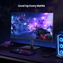 Een gaming-opstelling met een monitor die een actiescène toont, een RGB-toetsenbord en een computerkast met blauwe verlichting.