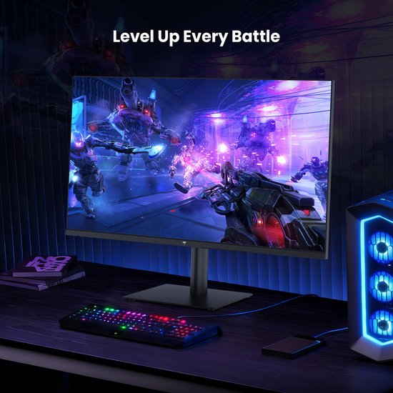 Een gaming-opstelling met een monitor die een actiescène toont, een RGB-toetsenbord en een computerkast met blauwe verlichting.