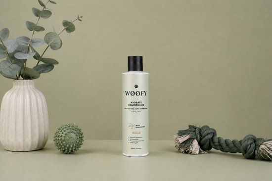 Lichtgroene fles met zwarte dop voor hondenshampoo "WOOFY HYDRATE CONDITIONER", label "COCONUT".