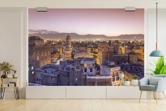 Behang - Fotobehang Straatbeeld van Sanaa en Jemenitische bergen - Breedte 360 cm x hoogte 240 cm