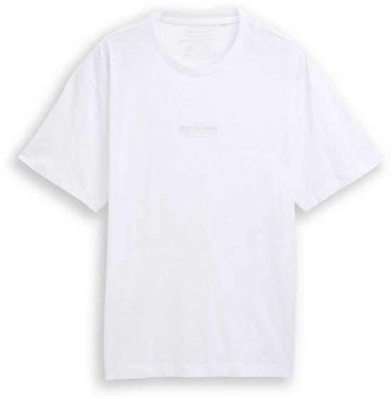 Wit katoenen T-shirt met 'DENIM TOM TAILOR' print, plat neergelegd met schaduweffect.