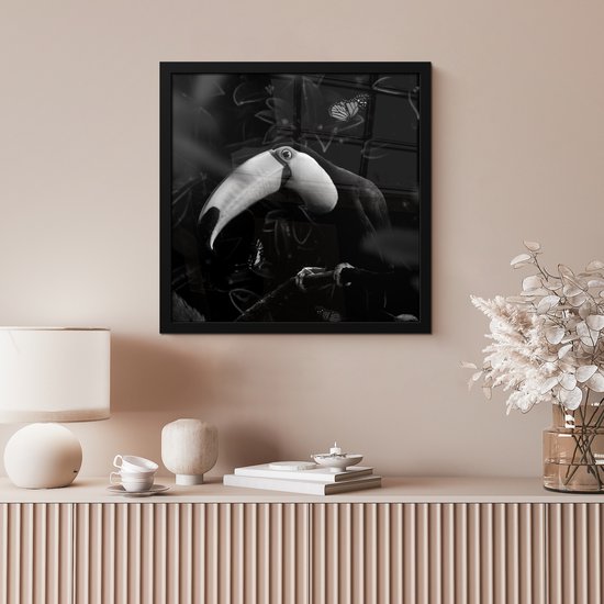 Cadre photo avec affiche Zwart et Wit- Toucan entouré de papillons dans la jungle - noir et blanc - 40x40 cm - Cadre pour affiche