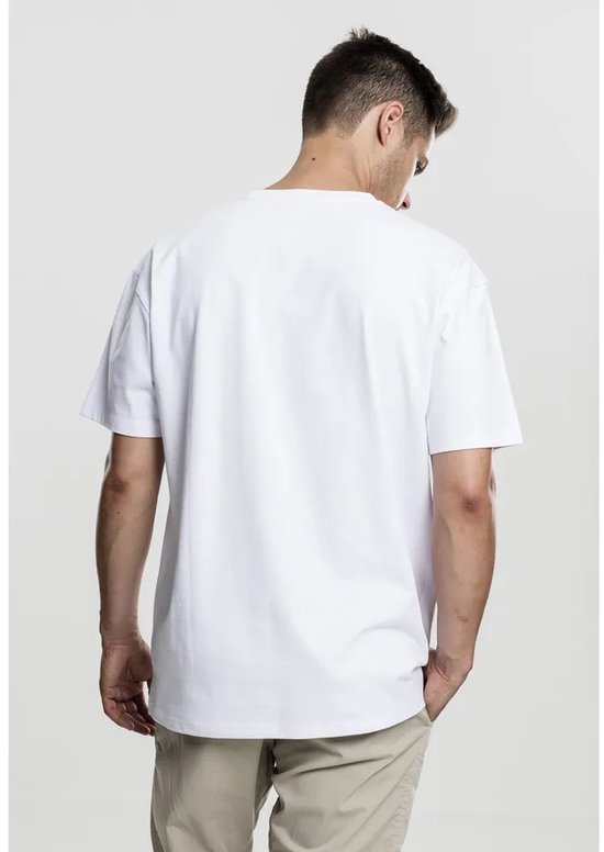 Man in losvallend wit T-shirt, beige broek, achterkant.